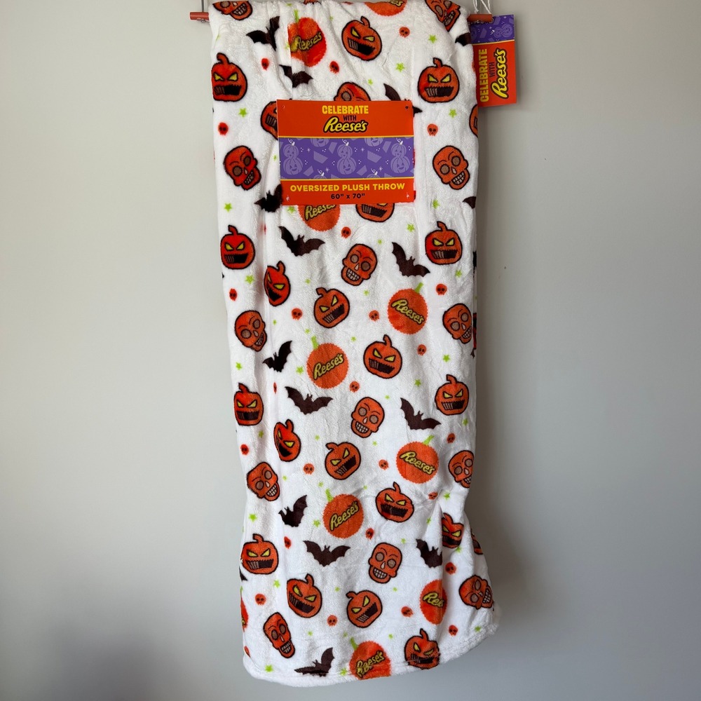 New Reese's 60x70 White Oversized Throw Blanket Bats Spooky Halloween Chocolate